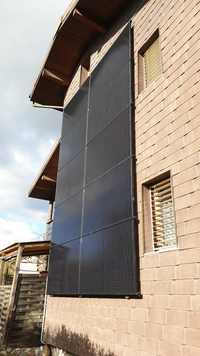 Fassade mit Solar in Grenchen Seeland mit Standardmodulen schwarz Hanwha 330 und Solaredge (2) Solarmaa GmbH