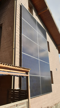 Fassade mit Solar in Grenchen Seeland mit Standardmodulen schwarz Hanwha 330 und Solaredge Solarmaa GmbH